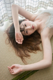 女人两腿张开图片